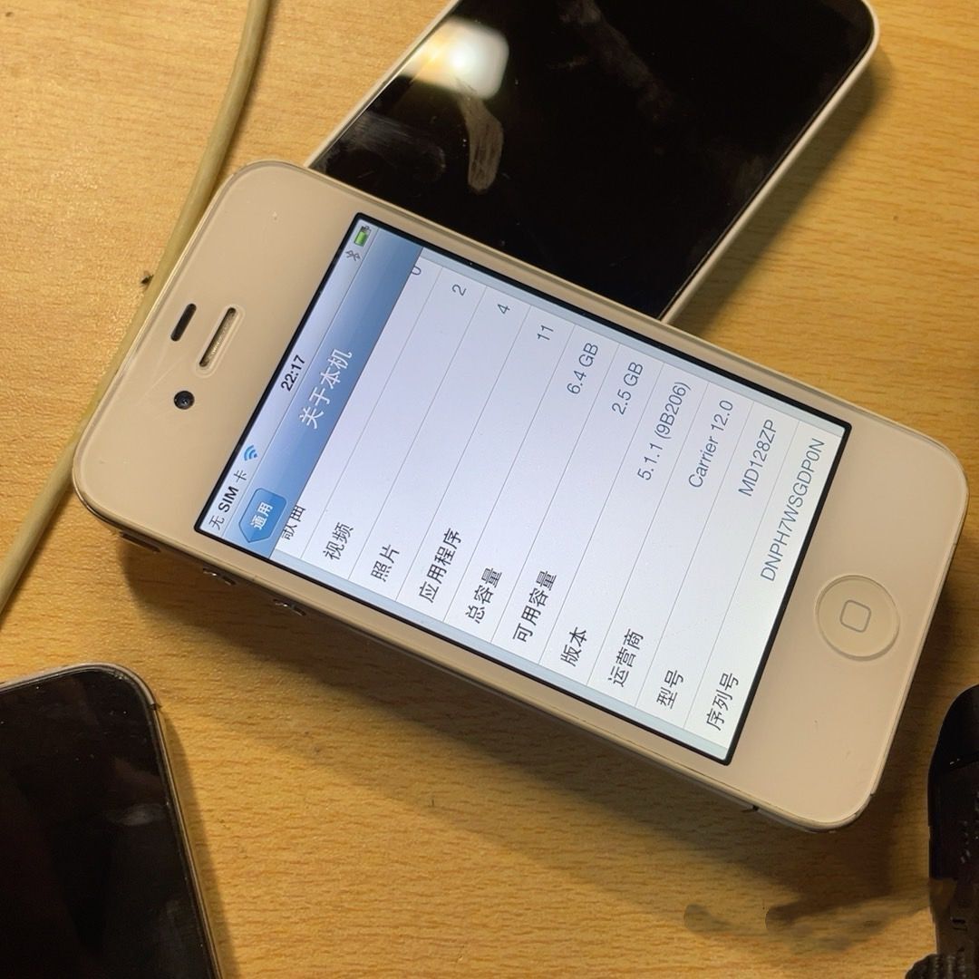 Apple iPhone 4 UNLOCKE iOS 5  8GB / 16GB / 32GB 3G 5MP 3.5" Smartphone Bundle description phone + charger and cable Storage 16GB Color Black