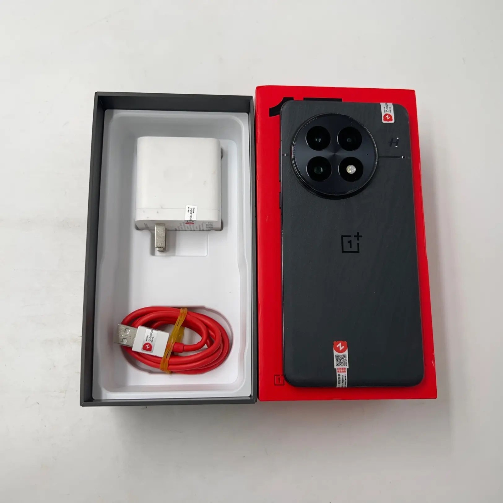 OnePlus 13 6.82'' 50MP 256GB 512GB 1TB Android 15 Snapdragon 8 Elite SmartPhone Storage 12GB+512GB   in order Charger Included Yes