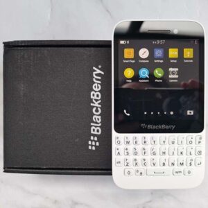 BlackBerry Q5 Unlocked 4G WiFi LTE 8GB 5MP QWERTY keyboard Cellphone (SQR100-1) Color White - Image 2
