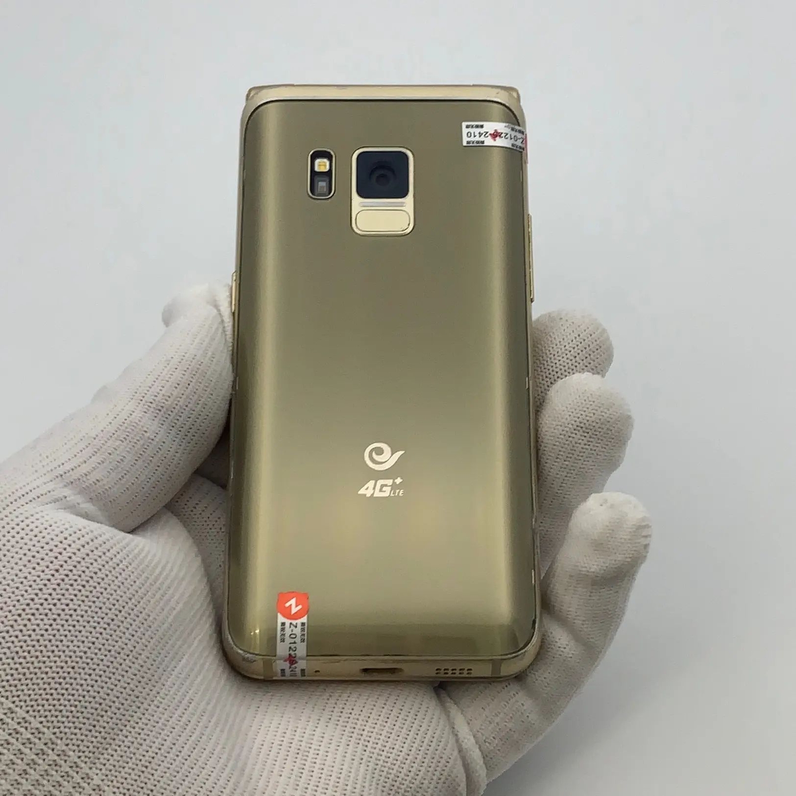 Samsung W2017 Android Unlocked 64GB 4GB RAM 4G clamshell Phone C/N version Color Gold Storage Capacity 64GB+4GB