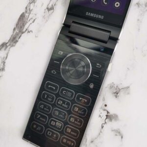 Samsung W2018 Android Unlocked 4G 256GB Super AMOLED 4.2” Clamshell Phone Color Silver - Image 5