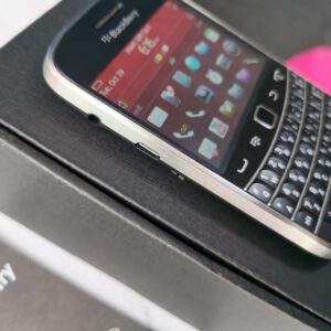 BLACKBERRY 9930 BOLD 8GB Phone Unlocked Black phone battery 2*batteries - Image 6