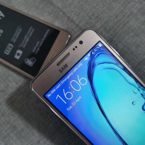 Samsung Galaxy On5 SM-G5500 Unlocked Cell Phone Good Condition Bundle Description 2 batteries - Image 9