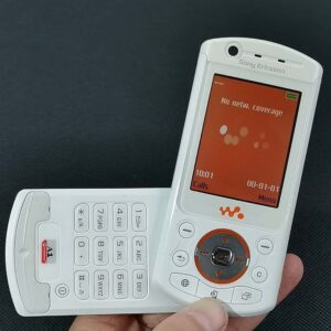 Sony Ericsson W900 W900i Unlocked 3G swivelling Walkman music-phone Works fine battery 1*battery