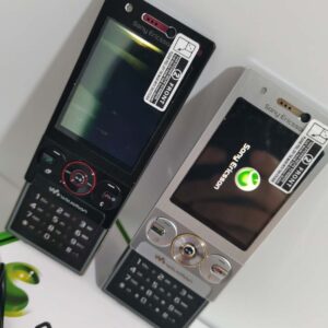 Unlocked Sony Ericsson W705 3G networks Working well Black & Silver Bundle Description 1 battery Color Black