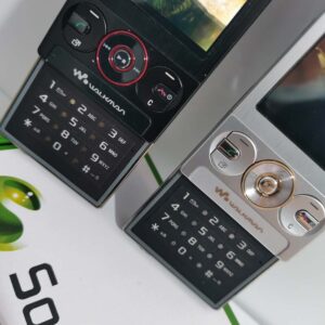 Unlocked Sony Ericsson W705 3G networks Working well Black & Silver Bundle Description 2 batteries Color Black - Image 3