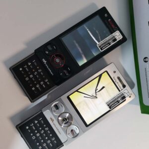 Unlocked Sony Ericsson W705 3G networks Working well Black & Silver Bundle Description 2 batteries Color Black - Image 4