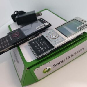 Unlocked Sony Ericsson W705 3G networks Working well Black & Silver Bundle Description 2 batteries Color Black - Image 5