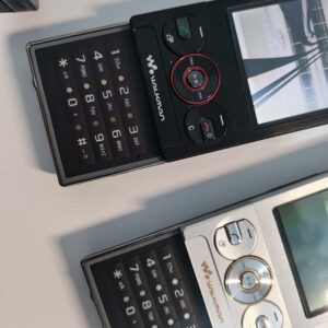 Unlocked Sony Ericsson W705 3G networks Working well Black & Silver Bundle Description 2 batteries Color Black - Image 16