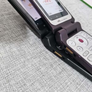 Sony Ericsson W380i 14MB 2G GSM Mini-SIM clamshell Keyboard Cellphone (Unlocked) Bundle Description 1 * battery Color Purple - Image 5