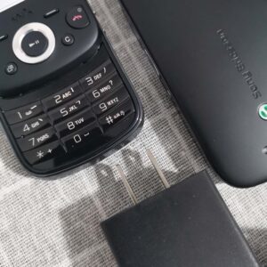Sony Ericsson W20i / W20 Black GSM Mobile Slide Phone -Unlocked Bundle Description 2*batteries - Image 4