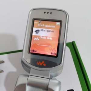 Unlocked Sony Ericsson W300 W300i Radio GSM 2G Bluetooth Keyboard Cellphone Bundle Description 1 battery - Image 3