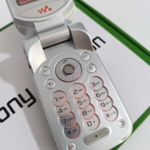 Unlocked Sony Ericsson W300 W300i Radio GSM 2G Bluetooth Keyboard Cellphone Bundle Description 1 battery - Image 4