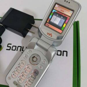 Unlocked Sony Ericsson W300 W300i Radio GSM 2G Bluetooth Keyboard Cellphone Bundle Description 1 battery - Image 5