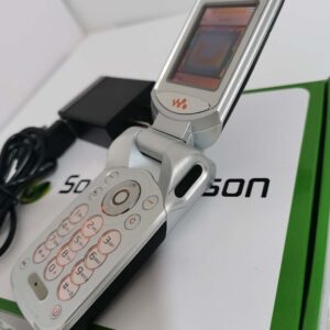 Unlocked Sony Ericsson W300 W300i Radio GSM 2G Bluetooth Keyboard Cellphone Bundle Description 1 battery - Image 6