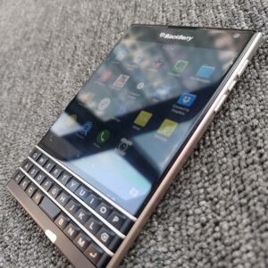 BlackBerry Passport Q30 32GB 13MP QWERTY Keyboard Cellphone SQW100-1 (Sealed) Color White