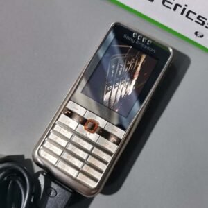 Classic Sony Ericsson G502 Unlocked 3G Bluetooth 2.0" GSM phone Good Condition battery 2*batteries - Image 4