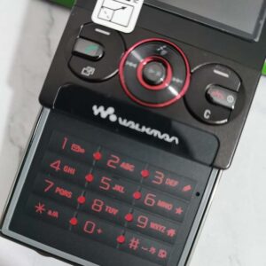 Original Sony Ericsson W715 - GSM / HSPA Walkmans Slide phone good condition Bundle Description 2*batteries Color Black - Image 4