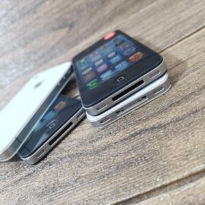 90% N ew , tested, 100% working Apple iPhone 4S 8 16 32GB IOS 6.1.3 Unlocked Color Black Storage Capacity 8 GB