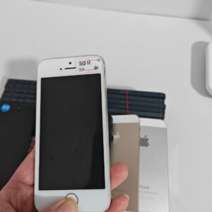 📱 Apple iPhone 5S - 16/32/64GB - (Unlocked) IOS12 usedphone black white gold 📱 Storage 16GB ColorS white Features no fingerprint - Image 16