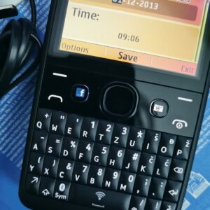 Nokia Asha 210 (2013)  mobile phones Unlocked GSM 2.4`Dual single SIM Cards Bundle Description 1 battery SIM Card Slot Single SIM