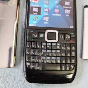 N e w Condition Original Unlocked Nokia E71 Full Qwerty Smartphone Mobile Phone Color Black Battery 1 battery