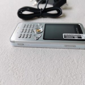Sony Ericcson Walkman W302 - silver Black (Unlocked) Cellular  Bundle Description 1 battery - Image 7