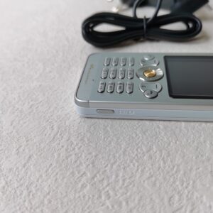 Sony Ericcson Walkman W302 - silver Black (Unlocked) Cellular  Bundle Description 1 battery - Image 9
