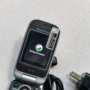 Sony Ericsson Z610i - Gray (Faulty) Flip Basic Button Classic Mobile Phone Bundle Description 2 batteries - Image 3