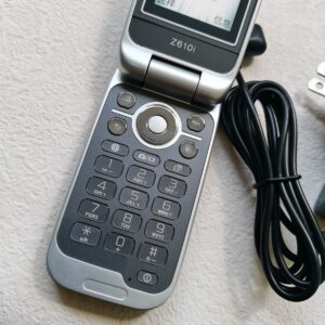 Sony Ericsson Z610i - Gray (Faulty) Flip Basic Button Classic Mobile Phone Bundle Description 2 batteries - Image 6