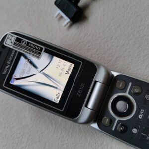 Sony Ericsson Z610i - Gray (Faulty) Flip Basic Button Classic Mobile Phone Bundle Description 2 batteries - Image 9