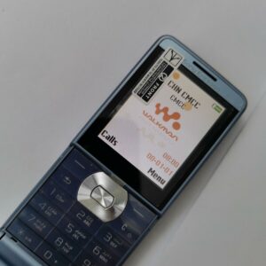 Sony Ericsson W350 Cellular Phone Bundle Description 2 batteries - Image 4
