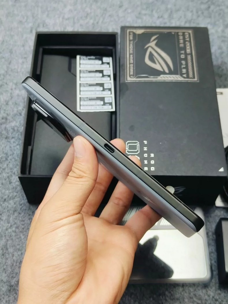 Original Asus ROG Phone 8 5G 6.78" 50MP Android Google Play Global 16+512GB Color please note the color Charger Included Yes - Image 8