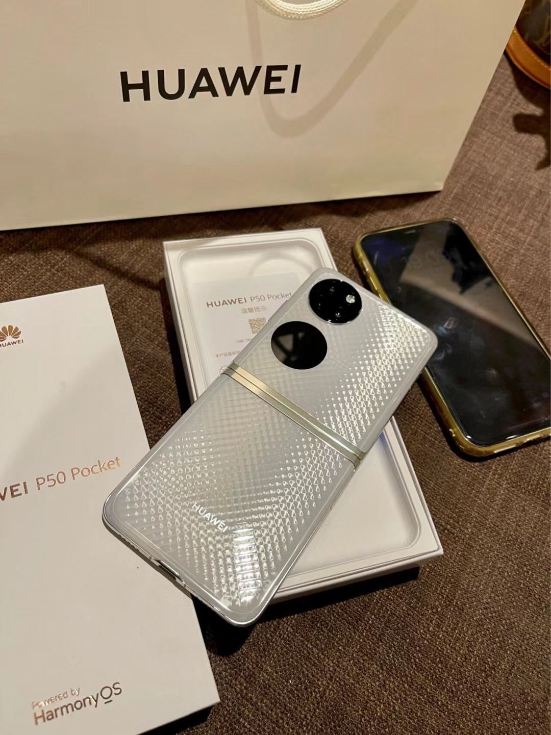 Huawei P50 Pocket 256GB/512GB HarmonyOS 2.0 Snapdragon no Google Play Color random color Storage Capacity 12+512 GB