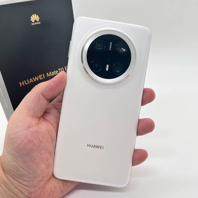 sealed Huawei Mate 70 Pro 6.9" Kirin 9020 HarmonyOS 12GB+512GB Google play Color please note color in order Charger Included Yes Storage Capacity 1TB 12GB RAM - Image 2