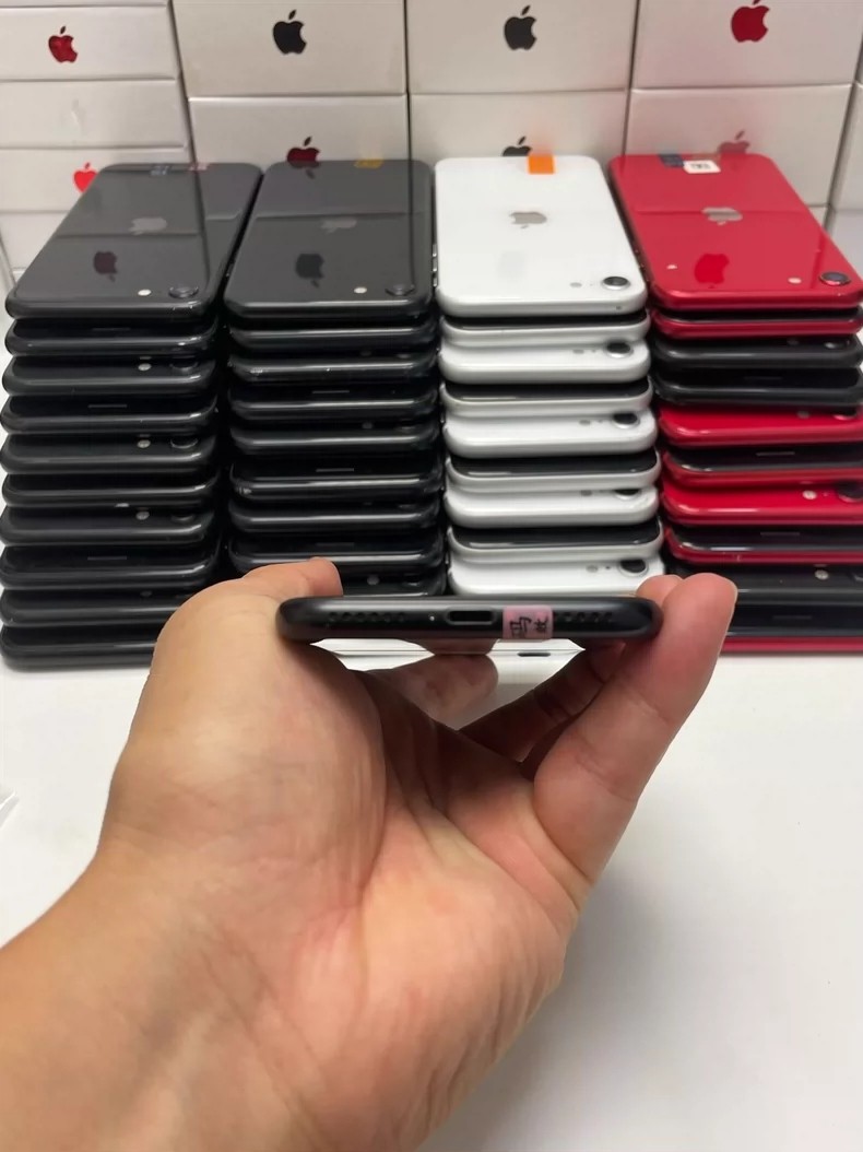 Apple iPhone SE (2nd generation) 64GB/128GB/256GB unlocked IOS18 all colors storage 3+256GB colors Random Color