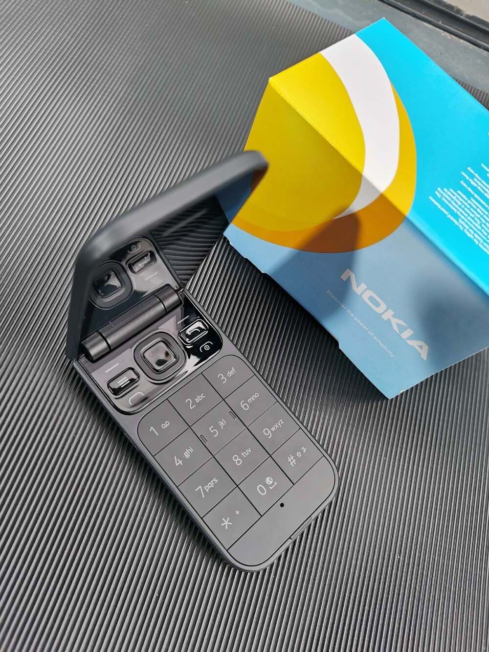 Nokia 2720 Flip 4G Unlocked 4GB 512MB Bluetooth Big Buttons Cellphone Backlight Battery 2 * Batteries - Image 9