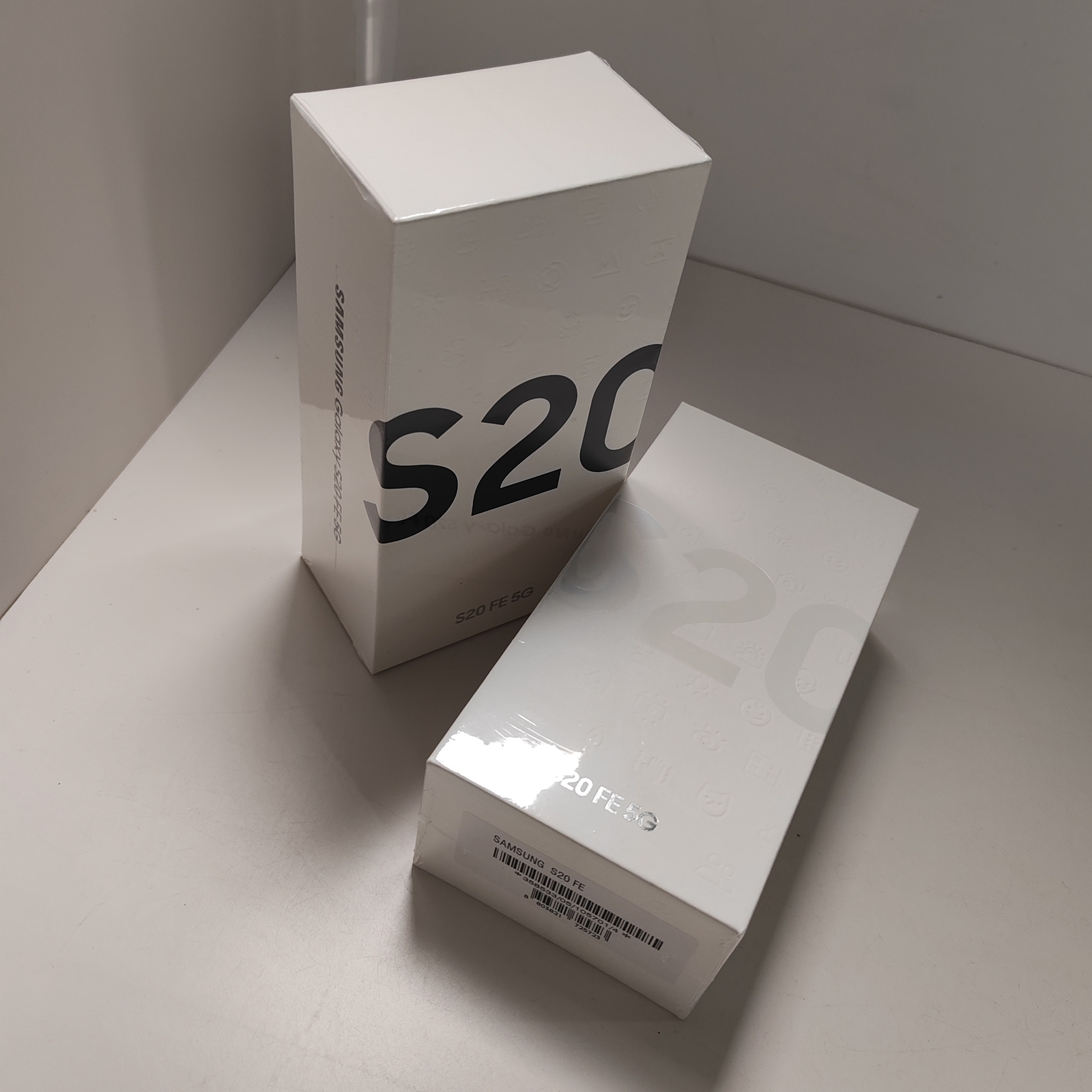 Samsung Galaxy S20 FE 5GSM-G781B/DS (International) 6.5" 12MP 128GB Android Model SM-G781B (International) - Image 3