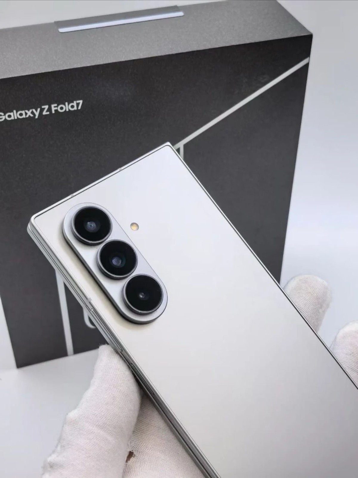 Global Samsung Galaxy Z Fold7 5G 8.0" 200MP Snapdragon 8 Gen 2 4400mAh Android Color Random color Storage Capacity 12+1TB - Image 6