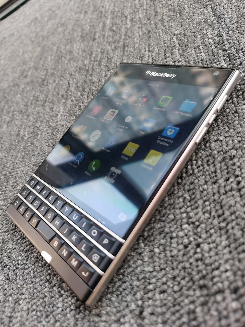 BlackBerry Passport Q30 32GB 13MP QWERTY Keyboard Cellphone SQW100-1 Color White