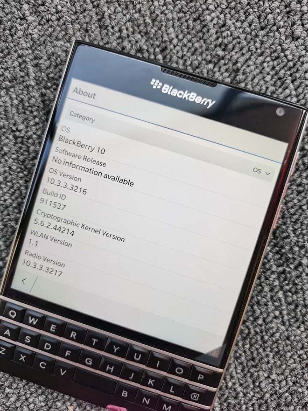 BlackBerry Passport Q30 32GB 13MP QWERTY Keyboard Cellphone SQW100-1 Color White - Image 9