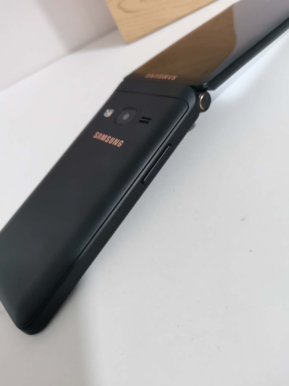 Samsung Galaxy Folder SM-G160N SM-G1650W Android 16GB Unlocked Good Condition Color Red Model SM-G160N-Single SIM-3G - Image 3
