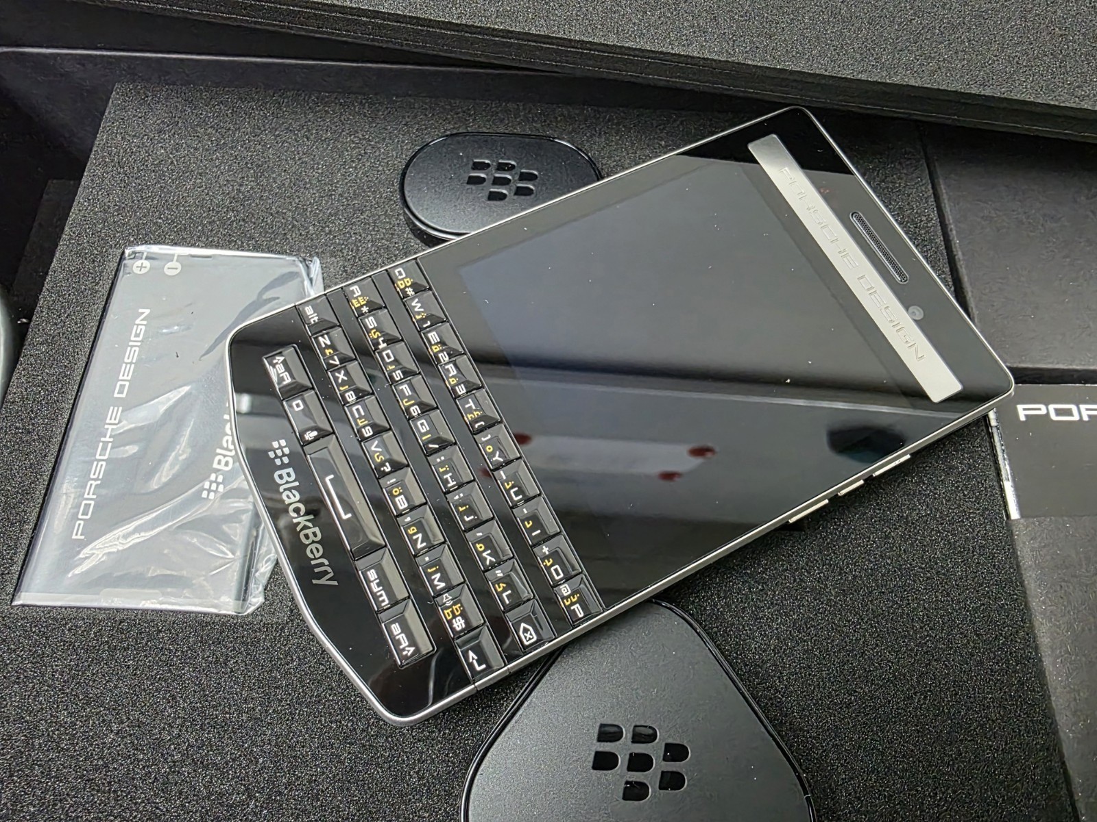 BlackBerry Porsche Design P9983 - 64 GB - Black smartphone Color Black - Image 6