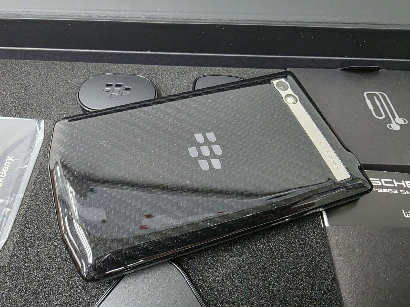 BlackBerry Porsche Design P9983 - 64 GB - Black smartphone Color Black - Image 7