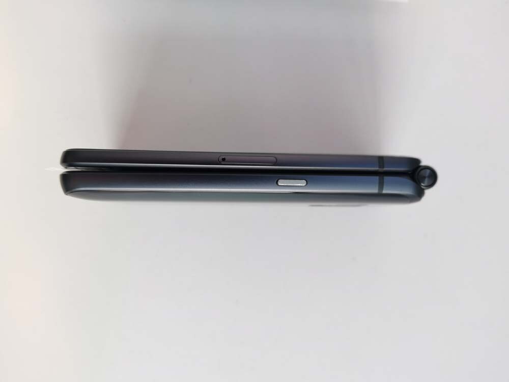Original Samsung SM-W2017 Unlocked Android Flip Mobilephone Color silver - Image 6
