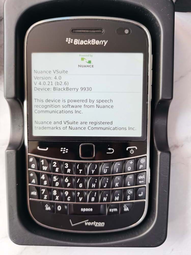 BLACKBERRY 9930 BOLD 8GB Phone Unlocked Black phone battery 2*batteries