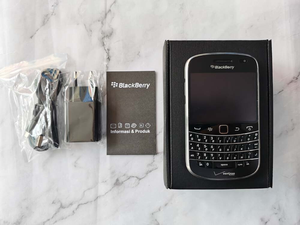 BLACKBERRY 9930 BOLD 8GB Phone Unlocked Black phone battery 2*batteries - Image 4