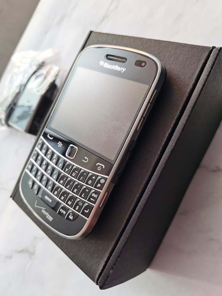 BLACKBERRY 9930 BOLD 8GB Phone Unlocked Black phone battery 2*batteries - Image 5