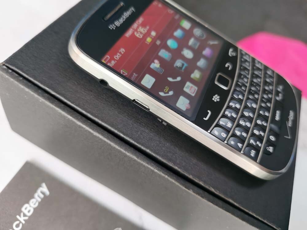 BLACKBERRY 9930 BOLD 8GB Phone Unlocked Black phone battery 2*batteries - Image 6