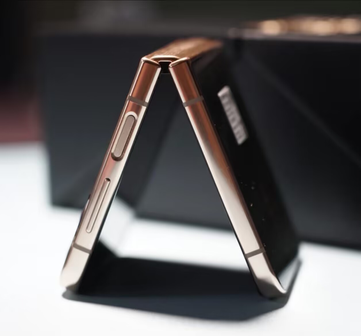 Samsung W23 Flip 5G 6.7" 12MP Snapdragon Foldable Google 12+512GB Color Random color Storage Capacity 12+512GB - Image 3